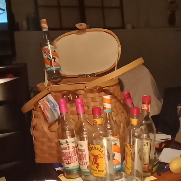 Really nice chip wood picnic basket with an extra deep pouch - Picture 4 of 5